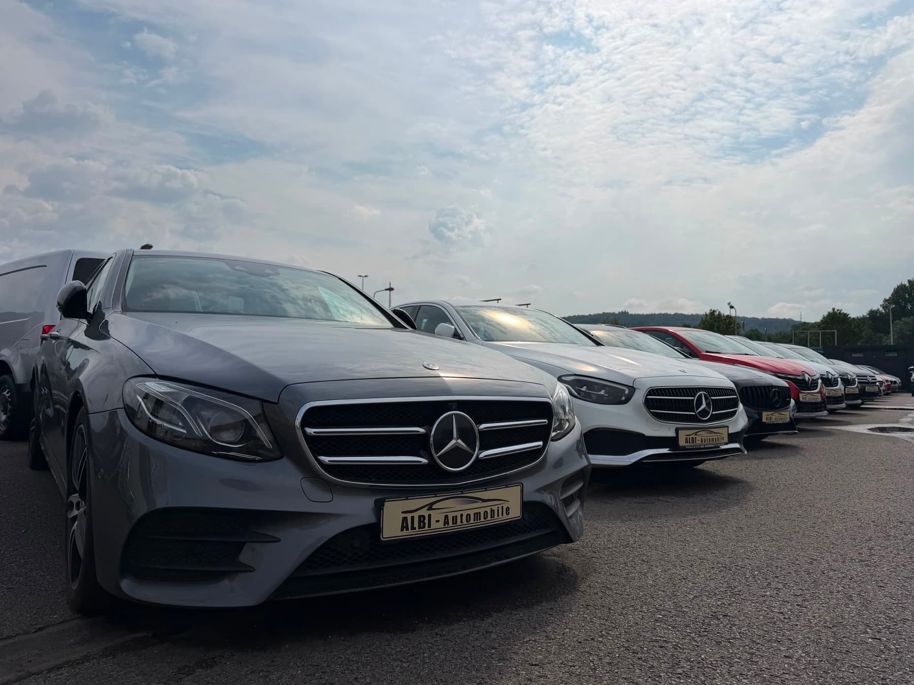 Mercedes E-Klasse und weitere Fahrzeuge auf dem Hof von ALBI Automobile GmbH & Co. KG in Niefern-Öschelbronn