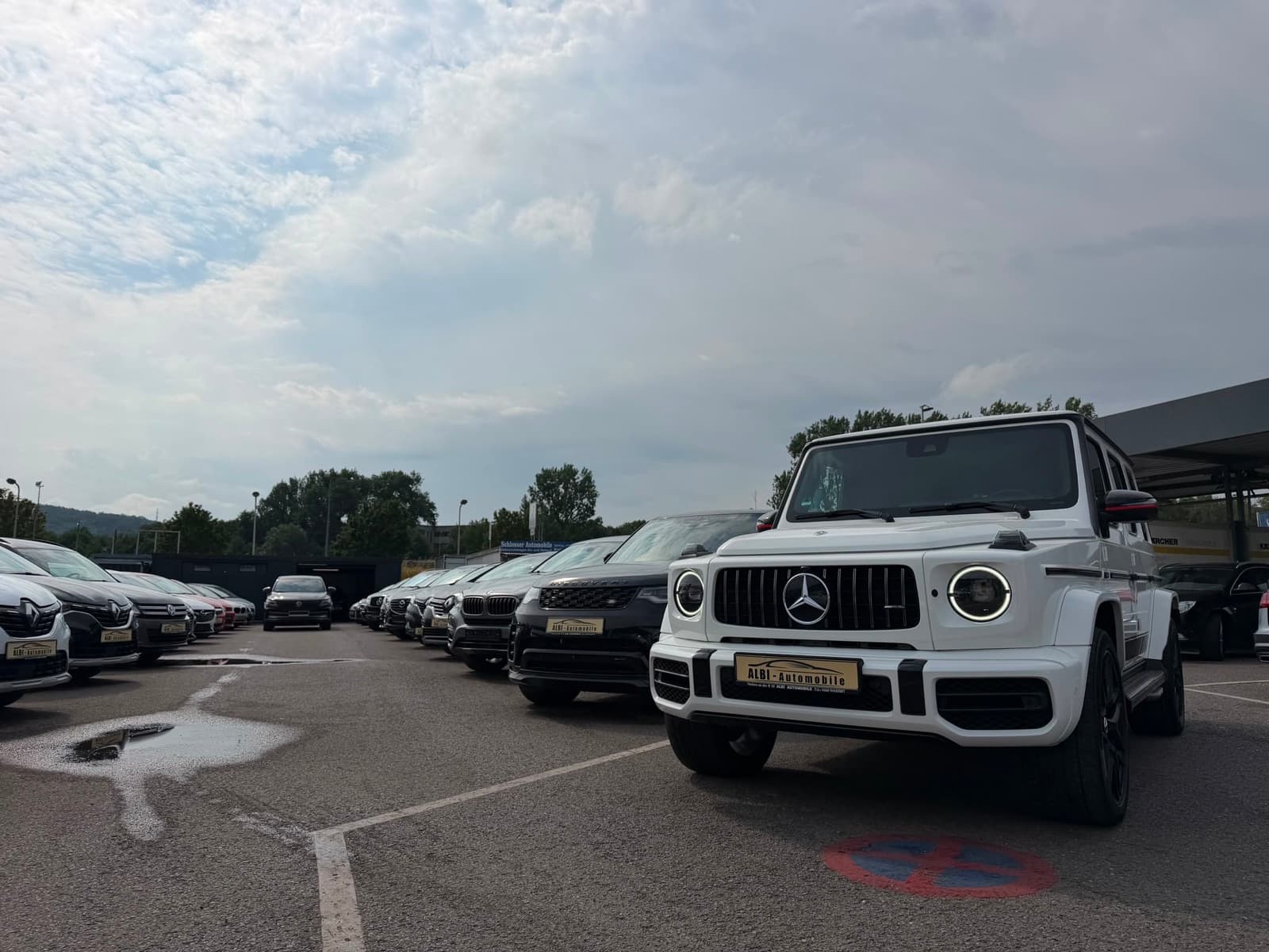 Mercedes-AMG G 63 auf dem Hof von ALBI Automobile in Niefern-Öschelbronn, dahinter weitere Fahrzeuge aus dem Bestand