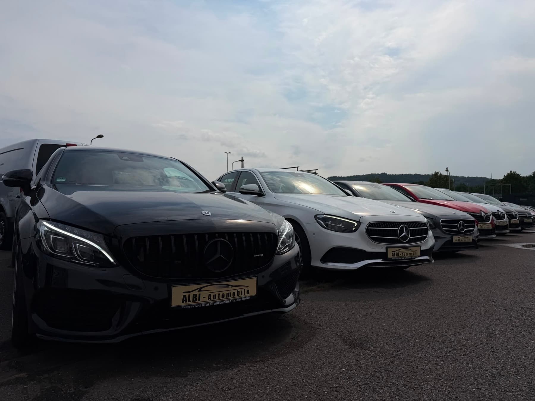 Aufbereitete Mercedes-Fahrzeuge in Reihe auf dem Hof von ALBI Automobile